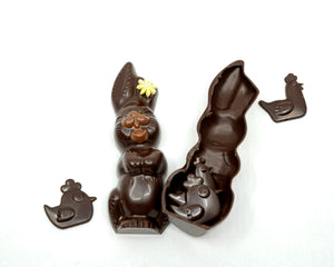 Lapin chocolat noir avec des petits chocolats