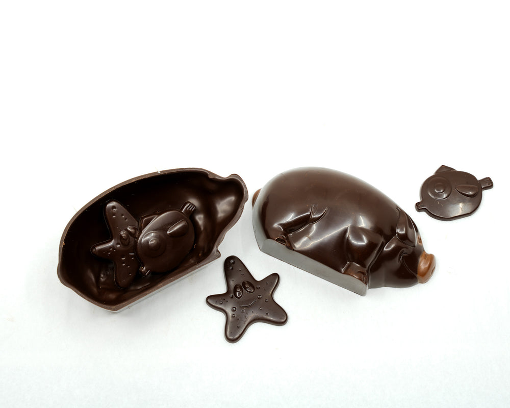 Cochon chocolat noir avec des petits chocolat noir